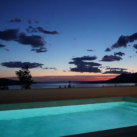 Bella Vista With Heated Pool Villa *